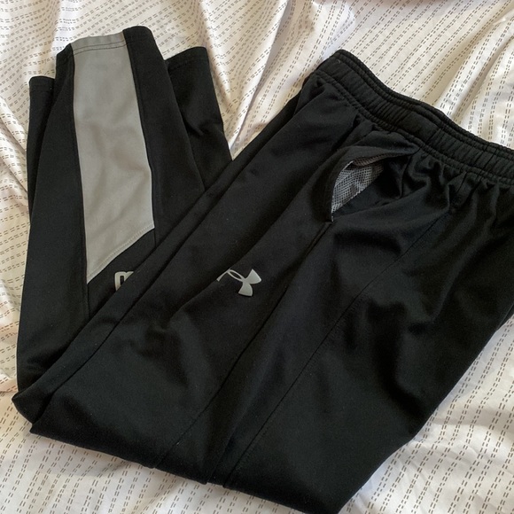 Under Armour. Size youth medium. Loose. YMD - Picture 2 of 4